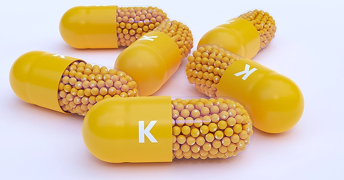 Several supplement capsules of vitamin K | Trainest 