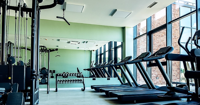 A commercial gym with treadmills, free weights, and cable machines | Trainest
