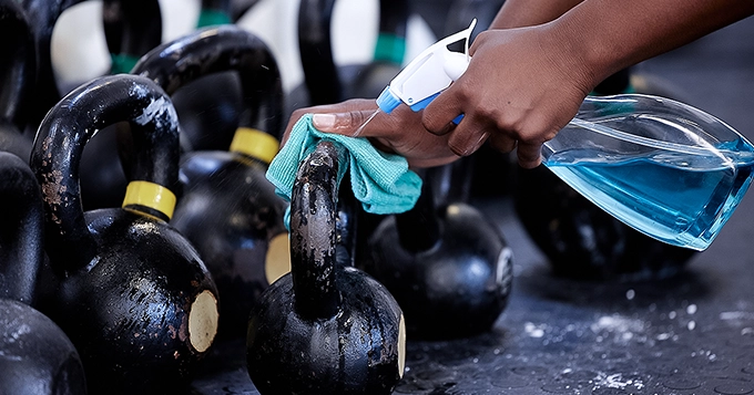 Someone cleaning a bunch of kettlebells | Trainest
