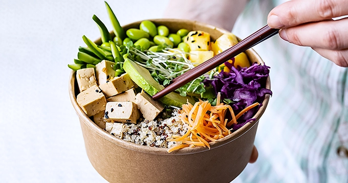 A colorful vegan lunch bowl | Trainest 