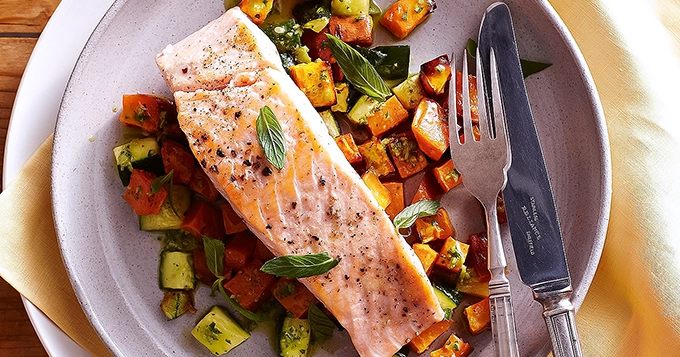 A plate of salmon parcel and sweet potatoes | Trainest 