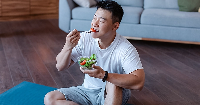 A fit man eating a healthy meal | Trainest
