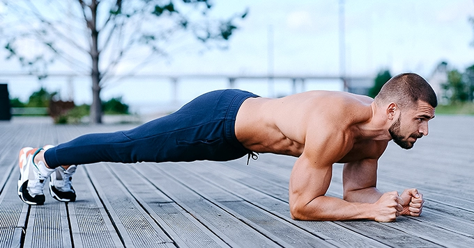 A man holding the plank position | Trainest
