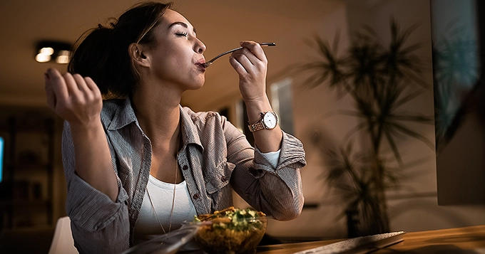 A woman enjoying her healthy dinner | Trainest 