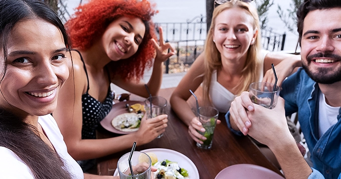 A group of friends dining out and outdoors | Trainest 