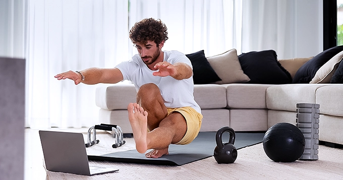 A man working out at home | Trainest 