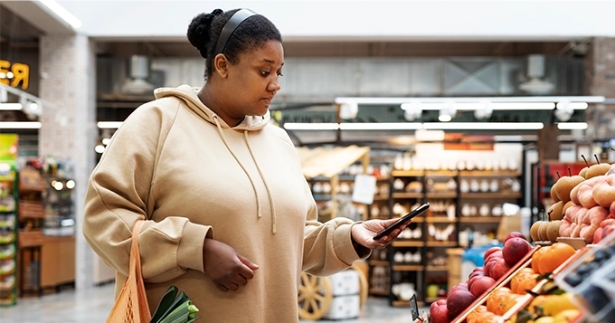 Someone grocery shopping for fruits and vegetables | Trainest 