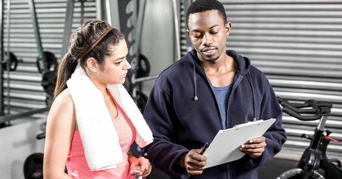 A personal trainer doing a consultation with his client | Trainest 