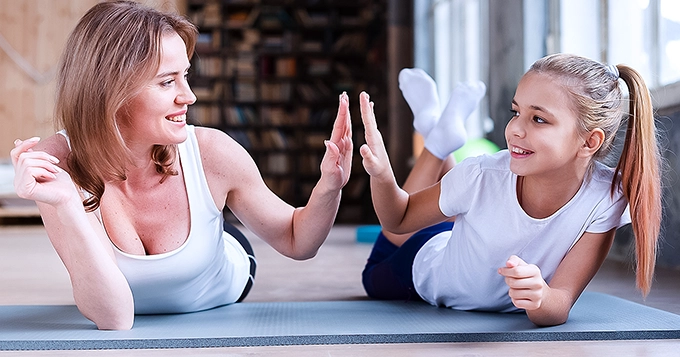 A mother and daughter exercising | Trainest 