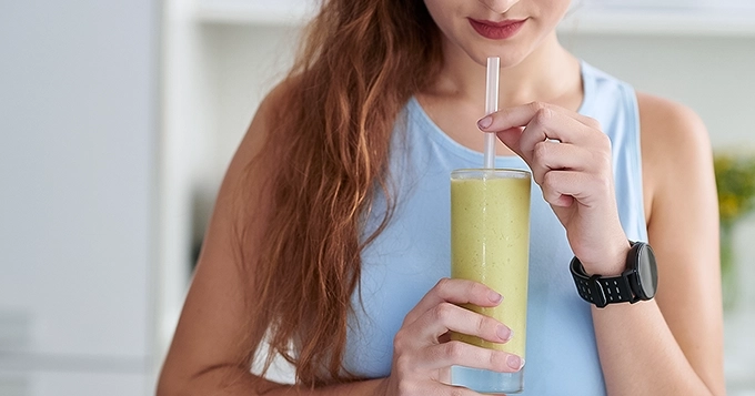 A fit person drinking a smoothie | Trainest