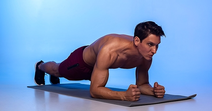 A fit man doing planks | Trainest
