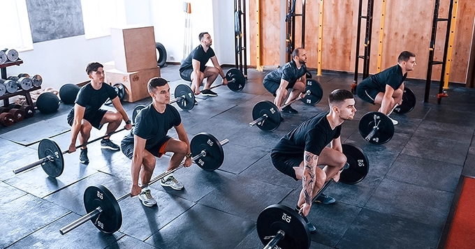 An all-male CrossFit class doing exercises | Trainest