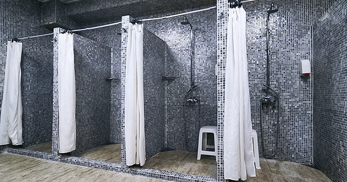 A row of shower rooms in the gym | Trainest