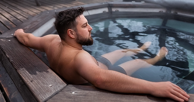 Photo of a man relaxing on a hot tub | Trainest