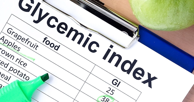 A glycemic index chart on a clipboard | Trainest
