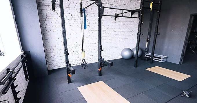 A studio gym with multiple pull-up bars | Trainest
