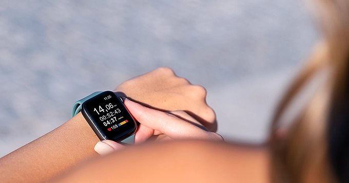 Show a close-up of a smart watch on someone's wrist | Trainest