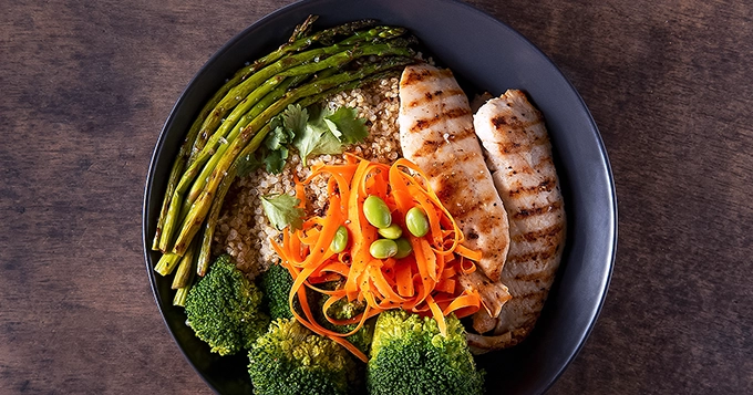 A vibrant, high-protein meal of chicken and vegetables | Trainest
