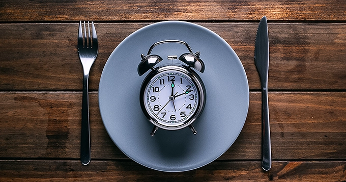 A plate with a clock | Trainest