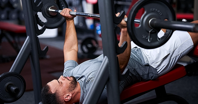 Someone doing a decline bench press | Trainest