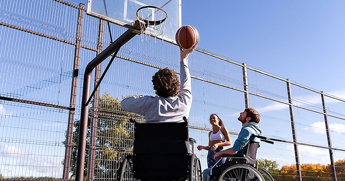 People in wheelchair playing basketball | Trainest