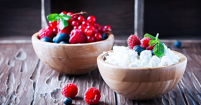 Bowls of creamy cottage cheese topped with fresh fruits | Trainest