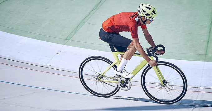 Cyclist riding on a track | Trainest