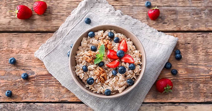 An oatmeal topped with berries | Trainest