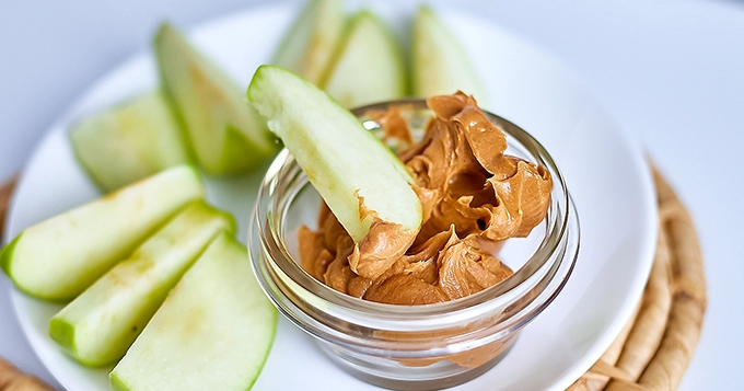 Apple slices with almond butter | Trainest